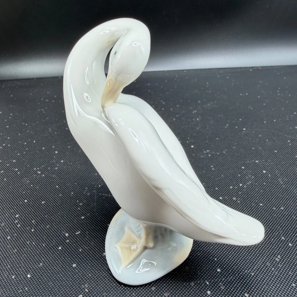 Lladro Swan Bird Figurine Preening Bird Porcelain Spain Glossy White 4 Inch